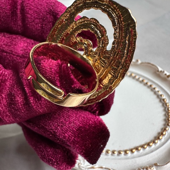 Gold Spiral ring with Intricate Textures - Picture 5 of 8